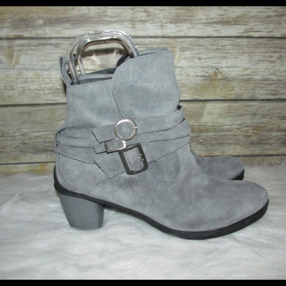 Think! Gray suede ankle boots
